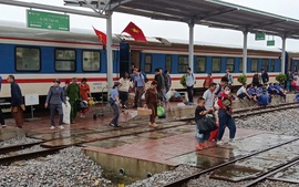 Đường sắt Bắc - Nam hư hỏng do bão, hành khách được chuyển tiếp bằng ô tô