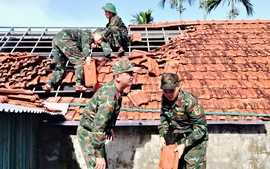 Quân khu 5 nhanh chóng hỗ trợ người dân khắc phục hậu quả bão số 13