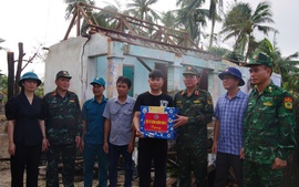 Chính ủy Quân khu 5 thăm, động viên người dân bị thiệt hại do bão số 13