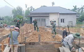 Bộ CHQS TP. Huế chỉ đạo đẩy nhanh tiến độ xây nhà cho người dân vùng lũ