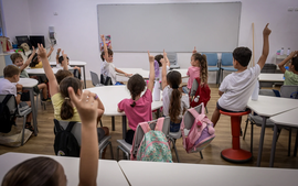 Thêm quốc gia cấm học sinh tiểu học dùng điện thoại di động tại trường