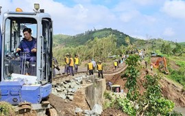 Tuyến đường sắt quốc gia hư hỏng nghiêm trọng sau bão lũ