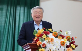 Phó Thủ tướng Thường trực Nguyễn Hòa Bình xem xét, trao đổi, trả lời từng ý kiến, kiến nghị của cử tri