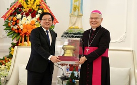 Phó Thủ tướng Hồ Quốc Dũng thăm, chúc mừng Giáng sinh Tổng Giáo phận Huế