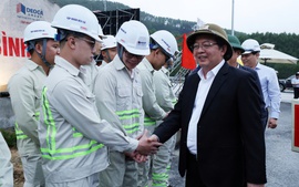 Phó Thủ tướng Hồ Quốc Dũng thăm, động viên lực lượng thi công Dự án cao tốc Quảng Ngãi – Hoài Nhơn