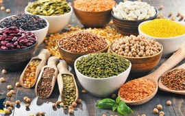 THỊ TRƯỜNG HÀNG HÓA: Áp lực dư cung đè nặng, giá đường và đậu tương trượt dài