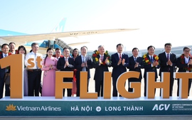 Phó Thủ tướng Thường trực Nguyễn Hòa Bình đáp chuyến bay đầu tiên xuống Sân bay Quốc tế Long Thành