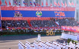 HÌNH ẢNH Diễu binh, diễu hành chào mừng 50 năm Quốc khánh Lào