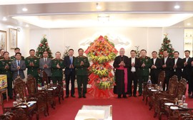 Bộ Tư lệnh Quân khu 4 chúc mừng Giáng sinh Tổng Giáo phận Huế