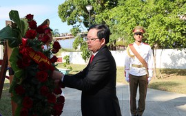 Phó Thủ tướng Hồ Quốc Dũng dâng hoa tưởng niệm Chủ tịch Hồ Chí Minh tại Thủ đô La Habana