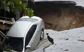 Mặt đường trung tâm TP. Đà Nẵng sụt lún tạo hố sâu