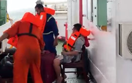 Giải cứu 13 thuyền viên Việt Nam trên tàu gặp sự cố tại vùng biển Malaysia