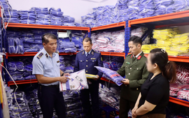 Phát hiện kho quần áo giả nhãn hiệu bán trên các sàn thương mại điện tử