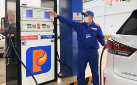 Giá xăng dầu giảm sâu, tác động đến ngành nào?