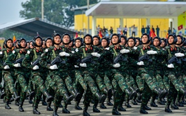 Chùm ảnh: Tổng hợp luyện diễu binh, diễu hành cho Lễ kỷ niệm 50 năm Ngày Giải phóng miền Nam