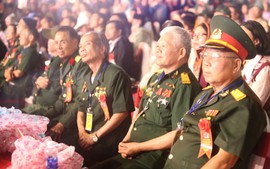 Trình Chủ tịch nước tặng quà người có công nhân kỷ niệm 50 năm Ngày Giải phóng miền Nam