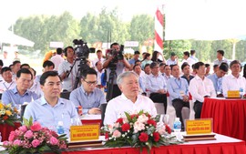 Phó Thủ tướng Thường trực Chính phủ Nguyễn Hòa Bình dự Lễ khánh thành 2 công trình giao thông tại Bình Thuận