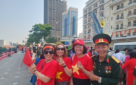 Người dân tại TPHCM rộn ràng chào đón kỷ niệm 50 năm thống nhất đất nước