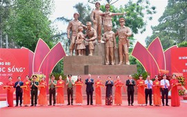 Khánh thành Tượng đài Công an nhân dân 'Vì bình yên cuộc sống'