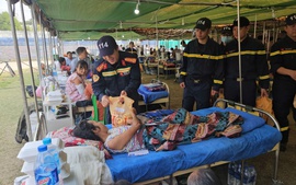 Đoàn cứu hộ Việt Nam trao tặng hàng cứu trợ, nhu yếu phẩm cho Myanmar