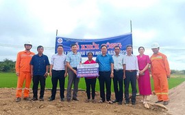 EVNCPC trao 'Mái ấm vững chãi - Niềm hy vọng cho người nghèo'