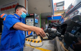 Giá xăng giảm, dầu tăng
