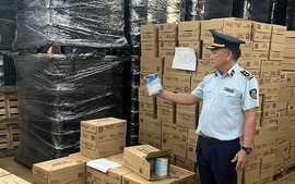 Cao điểm chống buôn lậu, hàng giả: 'Siết' các mặt hàng thiết yếu như sữa, thuốc, mỹ phẩm
