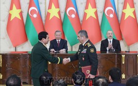 Tổng Bí thư Tô Lâm chứng kiến trao các văn kiện hợp tác Việt Nam-Azerbaijan và phát biểu với báo chí