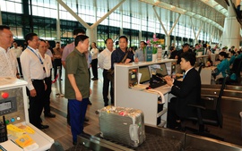Phó Thủ tướng Trần Hồng Hà thị sát hoạt động của nhà ga T3 - sân bay Tân Sơn Nhất