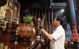 Phó Thủ tướng Bùi Thanh Sơn dâng hương tại Đền thờ liệt sĩ Điện Biên Phủ