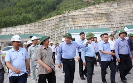 Phó Thủ tướng Thường trực Chính phủ Nguyễn Hòa Bình thị sát, kiểm tra dự án giao thông đoạn Quy Nhơn - Chí Thạnh