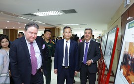 Trưng bày '30 năm quan hệ ngoại giao Việt Nam - Hoa Kỳ' và trao hồ sơ chứng tích chiến tranh