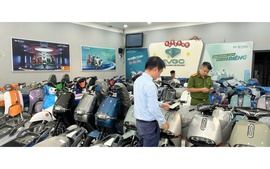 Phát hiện cửa hàng kinh doanh xe điện có dấu hiệu buôn hàng giả