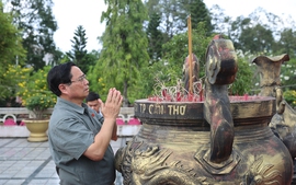 Thủ tướng dâng hương tưởng nhớ Chủ tịch Hồ Chí Minh và các anh hùng, liệt sĩ