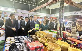 Mở rộng thị trường, quảng bá sản phẩm thế mạnh của hai nước Việt Nam, Lào