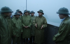 Phó Thủ tướng Trần Hồng Hà kiểm tra công tác phòng, chống bão số 3 tại các điểm xung yếu ở Thanh Hóa
