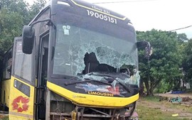 Lật xe khách trên QL 1 ở Hà Tĩnh, 9 người tử vong