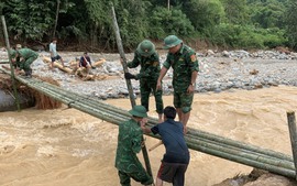 Căng sức giúp dân khắc phục hậu quả của đợt mưa lũ lịch sử