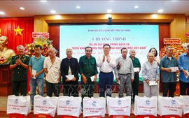 Trưởng Ban Tuyên giáo và Dân vận Trung ương tặng quà gia đình chính sách tại Tây Ninh