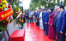 Thủ tướng Phạm Minh Chính dâng hoa tưởng niệm Chủ tịch Hồ Chí Minh tại Rio de Janeiro