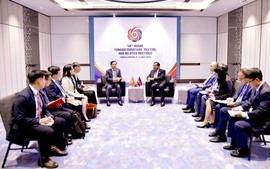 Phó Thủ tướng, Bộ trưởng Ngoại giao Bùi Thanh Sơn gặp Phó Thủ tướng, Bộ trưởng Ngoại giao và Hợp tác quốc tế Campuchia