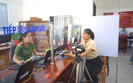 Lực lượng Công an tích cực hỗ trợ người dân thực hiện thủ tục hành chính sau sáp nhập