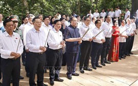 Chủ tịch Quốc hội dâng hương tưởng niệm các bậc tiền bối cách mạng tại Tuyên Quang