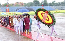 Chùm ảnh: Quốc vương Bhutan và Hoàng hậu vào Lăng viếng Chủ tịch Hồ Chí Minh