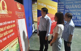 Phó Thủ tướng Mai Văn Chính thị sát các gian hàng tại Triển lãm '80 năm hành trình Độc lập - Tự do - Hạnh phúc'