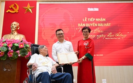 Nhạc sĩ Phạm Tuyên trao tặng bài 'Như có Bác trong ngày đại thắng' cho báo Nhân dân