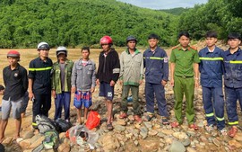 Quảng Trị: Cứu nạn thành công 5 người dân sau 4 giờ vật lộn với dòng lũ xiết