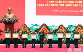 Trao Huân chương Quân công tặng các đồng chí lãnh đạo Bộ Quốc phòng