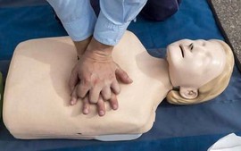 Cứu trẻ đúng cách khi bị đuối nước, đừng dốc ngược