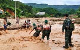 Chùm ảnh: Ấm áp tình quân dân trong vùng lũ